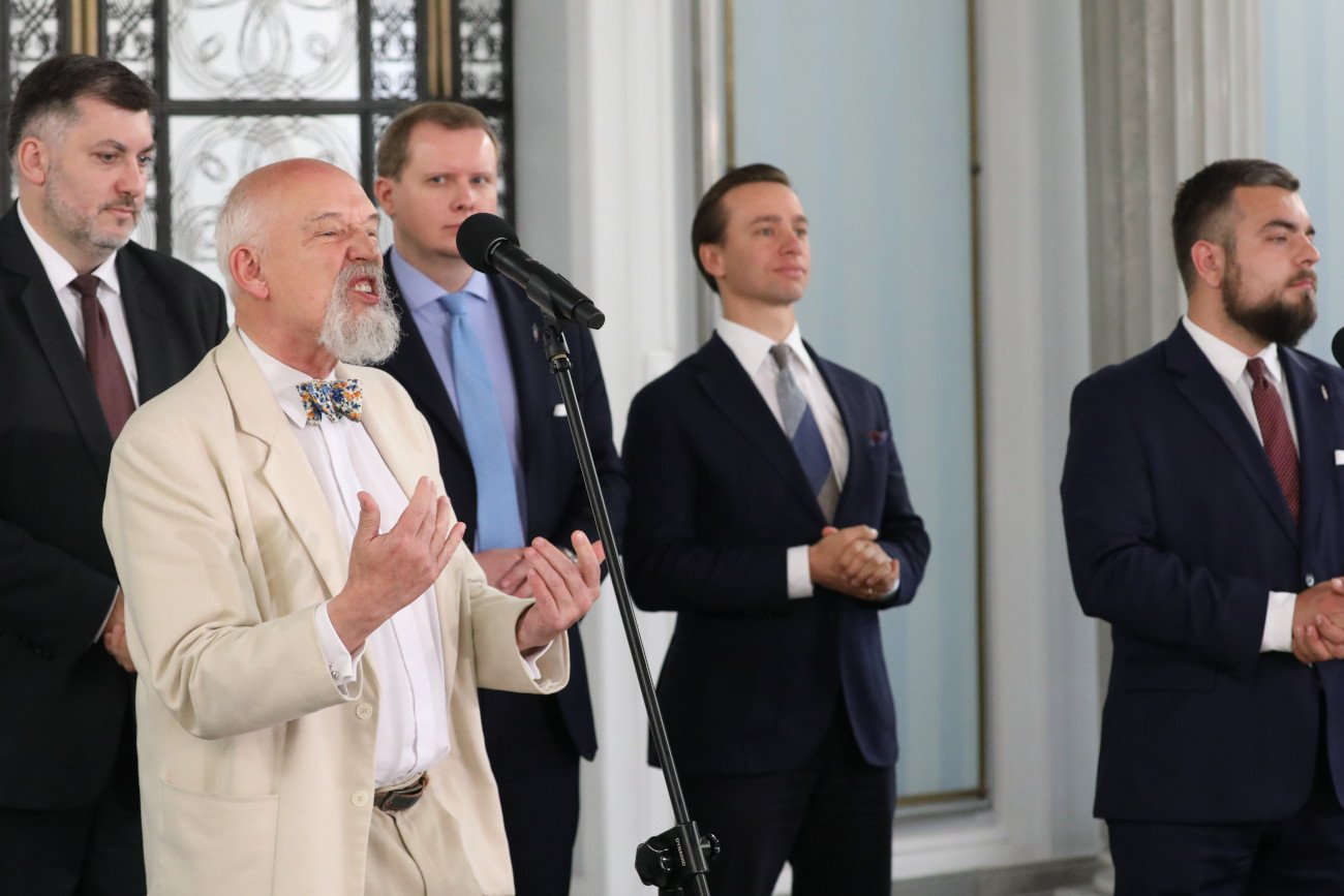 11 posłów klubu PiS złożyło podpisy pod projektem ustawy "Stop segregacji sanitarnej" stworzonym przez Konfederację.