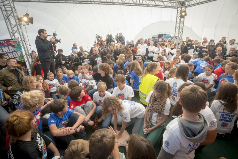 Ucząc przydatnych umiejętności, szkoła powinna kłaść nacisk na szkolenia z zakresu pierwszej pomocy