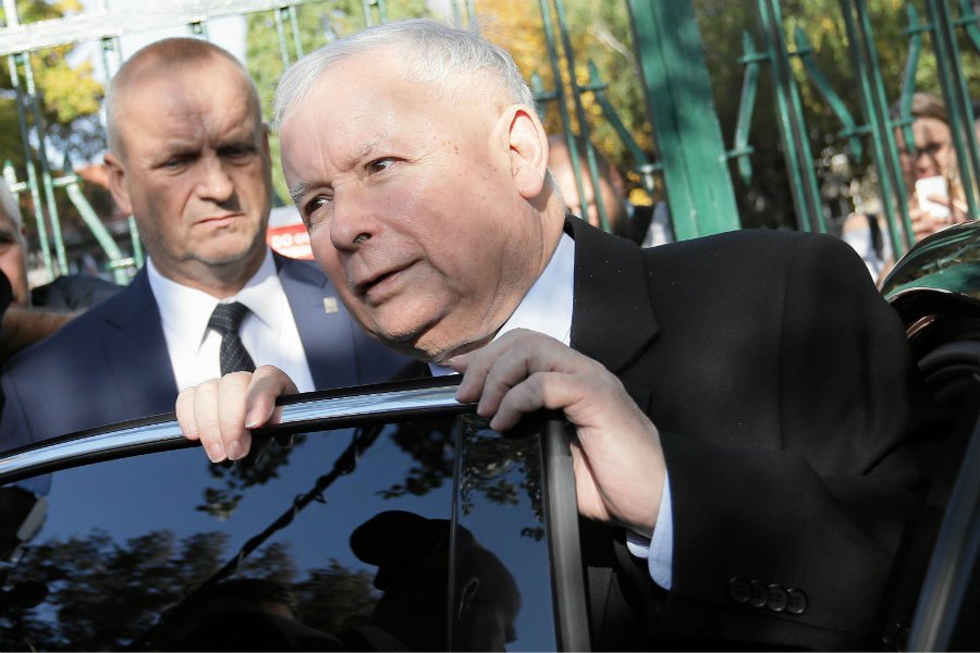 PKW podała dane z niespełna 72 proc. komisji. Według nich przewaga PiS znacząco zmalała, wzrasta także wynik Koalicji Obywatelskiej.