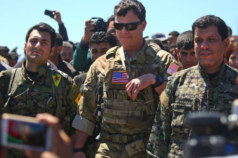 Amerykańscy żołnierze nie mogą zrozumieć, czemu mają patrzeć na śmierć kurdyjskich sojuszników.