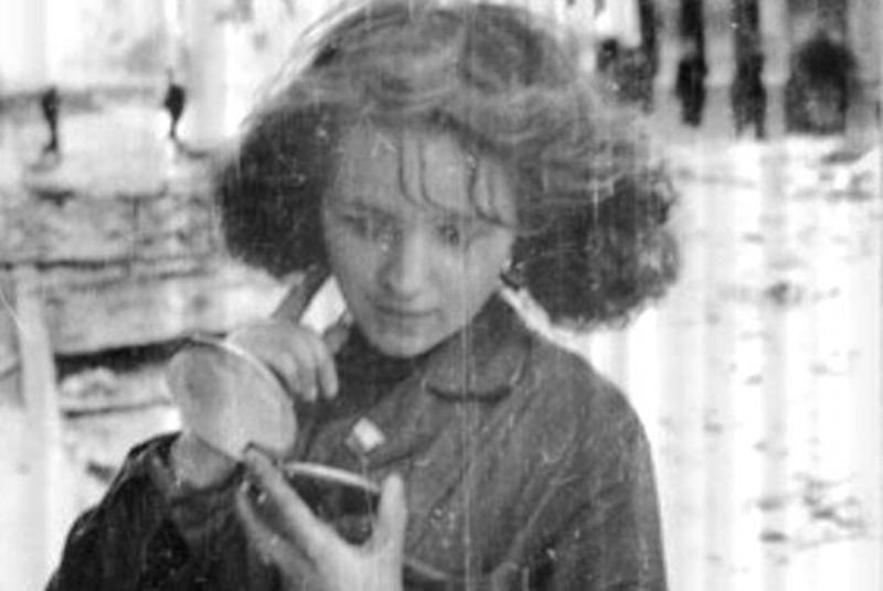 Powstanie Warszawskie: Dziewczyna z lusterkiem po bombardowaniu na ulicy Złotej, nieopodal ulicy Zgoda.