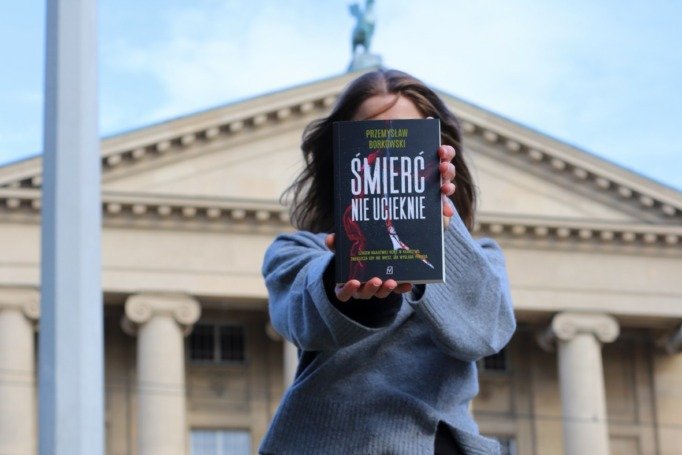 "Śmierć nie ucieknie" to najnowszy kryminał Przemysława Borkowskiego, autora trylogii o psychologu Zygmuncie Rozłuckim ("Zakładnik", "Niedobry pasterz", "Widowisko"). Powieść zadebiutowała w księgarniach w Polsce w dniu 27 października 2021 roku