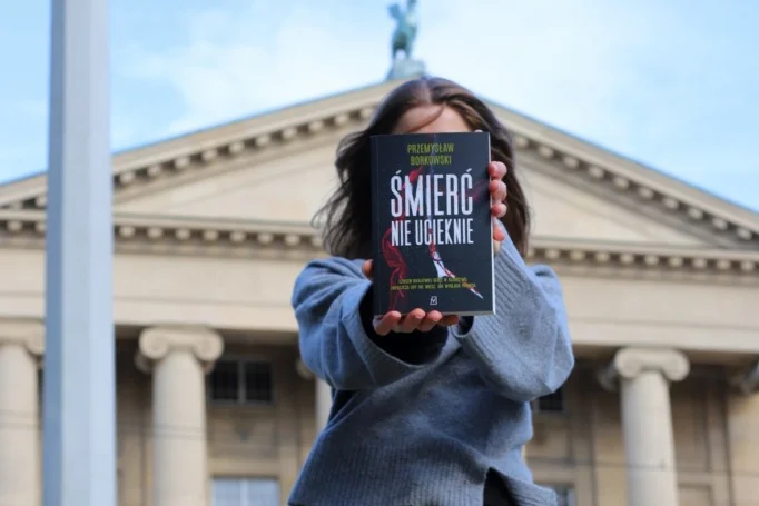 "Śmierć nie ucieknie" to najnowszy kryminał Przemysława Borkowskiego, autora trylogii o psychologu Zygmuncie Rozłuckim ("Zakładnik", "Niedobry pasterz", "Widowisko"). Powieść zadebiutowała w księgarniach w Polsce w dniu 27 października 2021 roku