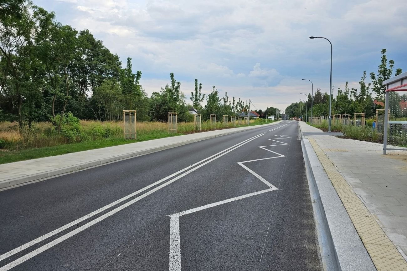 Jak u Barei: Na nowej drodze zamontowali progi, które... podrzucają autobusami. Mieszkańcy wściekli