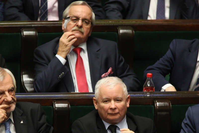 Leonard Krasulski, bliski współpracownik Jarosława Kaczyńskiego, zataił służbę w Ludowym Wojsku Polskim.