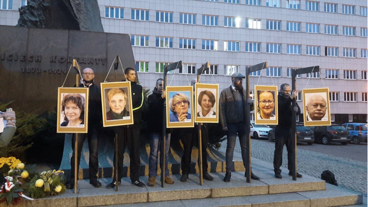 Narodowcy zorganizowali kontrowersyjną pikietę przeciwko europosłom z PO. Policja była na miejscu, ale nie interweniowała