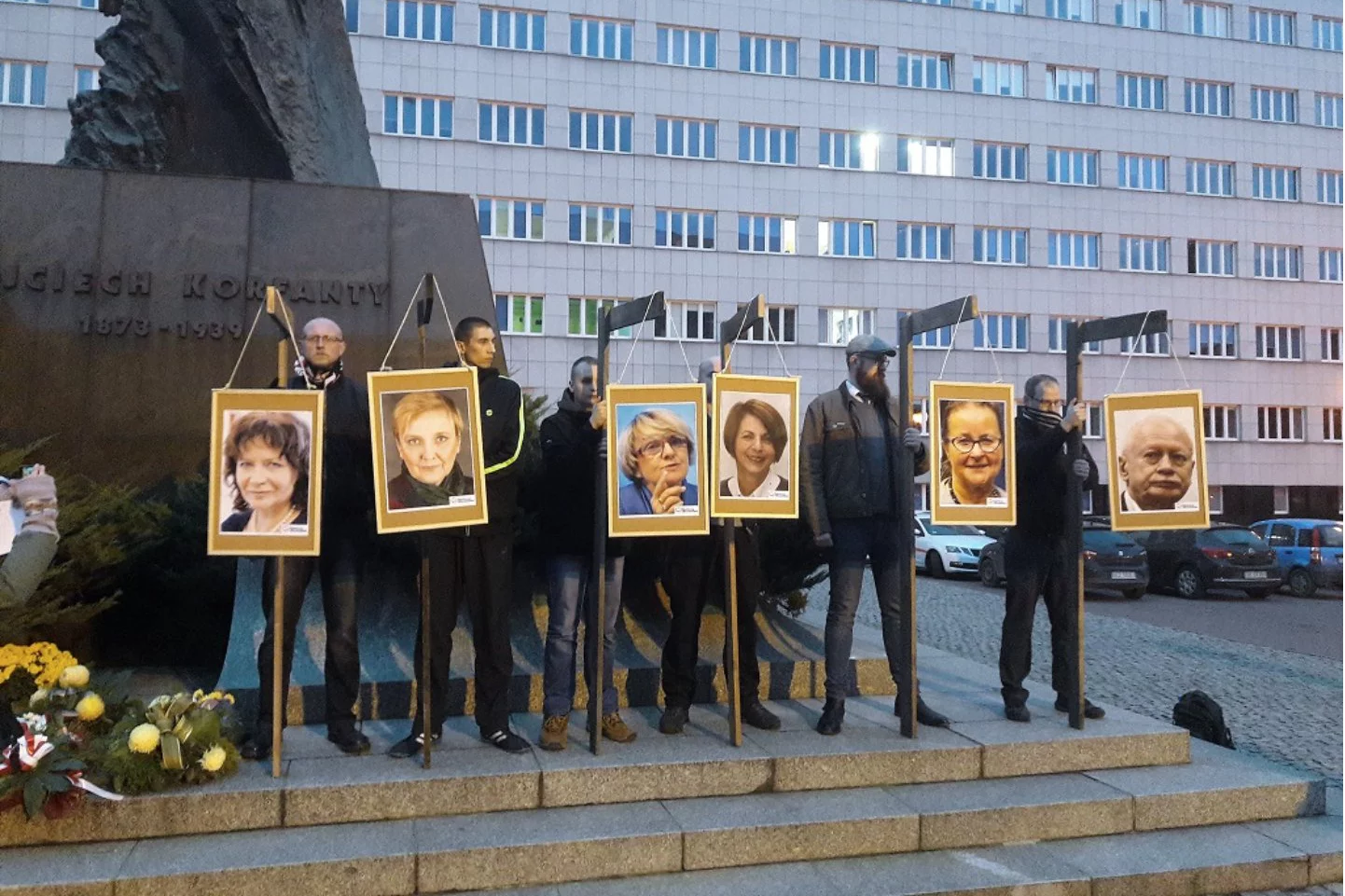 Narodowcy zorganizowali kontrowersyjną pikietę przeciwko europosłom z PO. Policja była na miejscu, ale nie interweniowała