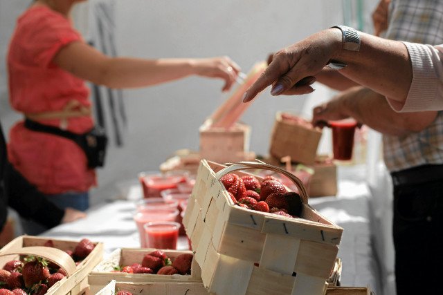 Początek maja – pojawiają się pierwsze polskie owoce i cwaniacy podbijający ceny.