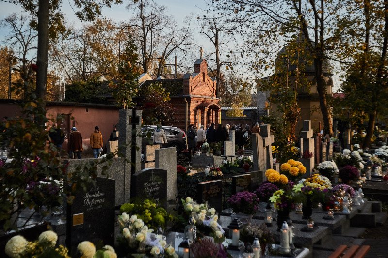 Niedzielski przypomniał o obowiązku zasłaniania ust i nosa na cmentarzu.