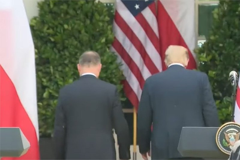Wizyta Andrzeja Dudy w Białym Domu nie zbiera zbyt pochlebnych recenzji.