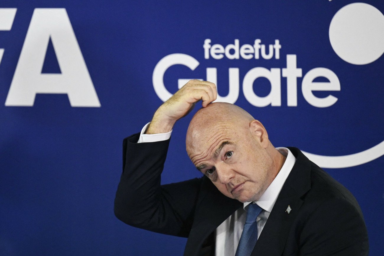 Gianni Infantino jako szef FIFA firmuje swoją twarzą to, co wydarzy się podczas MŚ w Katarze. A już dzieje się sporo...