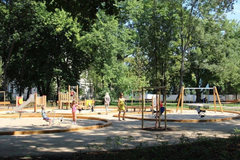 Piękny plac zabaw, czysty biały piasek i piękne otoczenie zachęcają dzieci i rodziców do zabawy