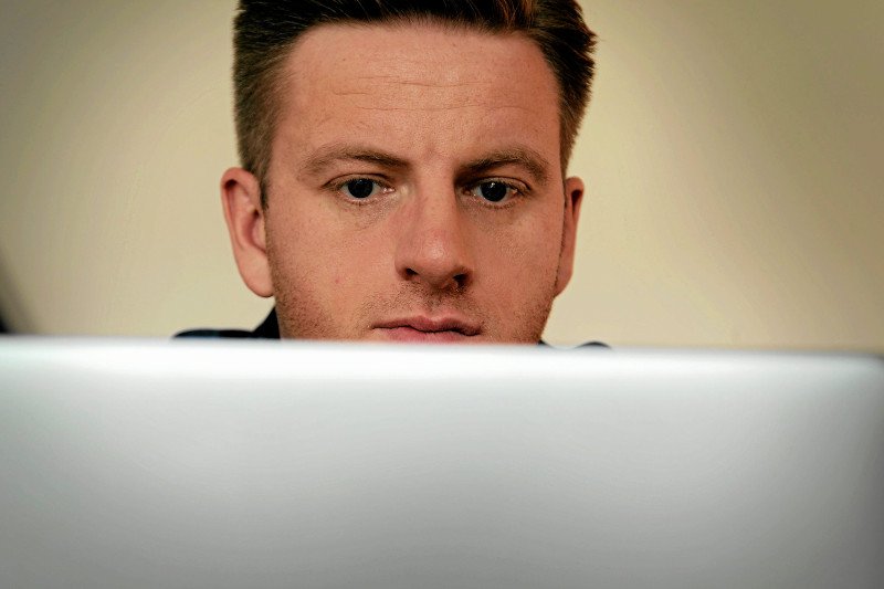 Szczepan Twardoch odniósł się na Facebooku do telefonów, którymi nękają go dziennikarze w związku ze sprawą, która jest nieaktualna od... 4 lat.