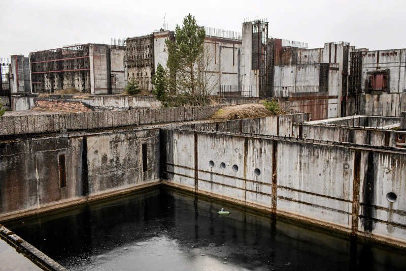 Choć nie wbito łopaty, budowa polskiej elektrowni atomowej opóźnia się i przynosi milionowe straty.