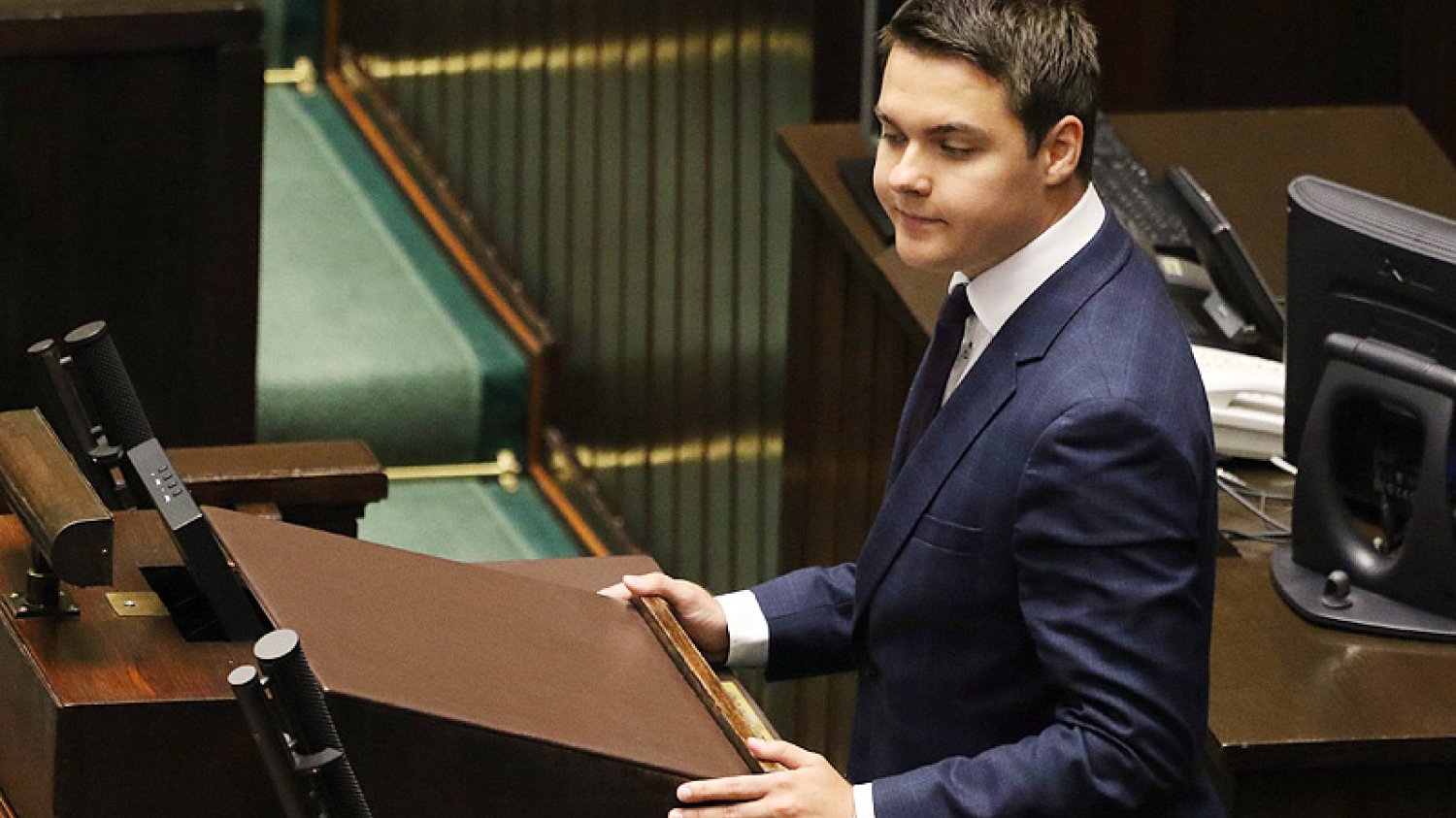 Poseł PiS Łukasz Rzepecki słono zapłacił za bezstronność w sprawie sporu Dominika Tarczyńskiego i Marcina Kierwińskiego. Partia usunęła go z Komisji Regulaminowej, Spraw Poselskich i Immunitetowych.