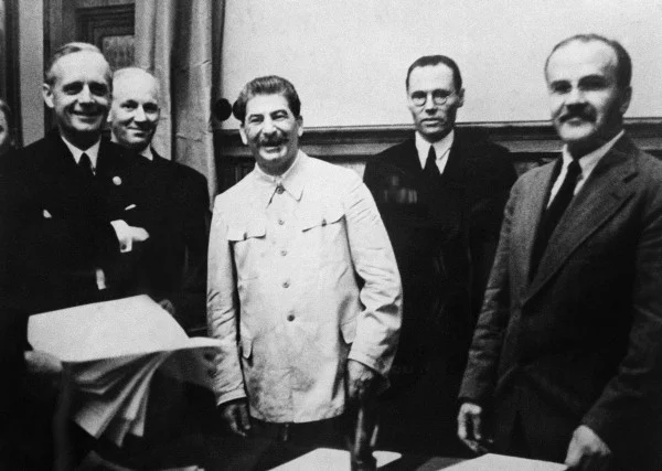 Uśmiechnięty Józef Stalin po podpisaniu paktu Ribbentrop-Mołotow.