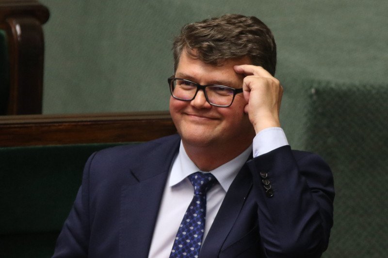 Wiceminister Maciej Wąsik zapytał na Twitterze, jak może wpłacić pieniądze na drużynę piłkarską. Wtedy internautka przypomniała mu, że w Polsce są obecnie ludzie znacznie bardziej potrzebujący pomocy.