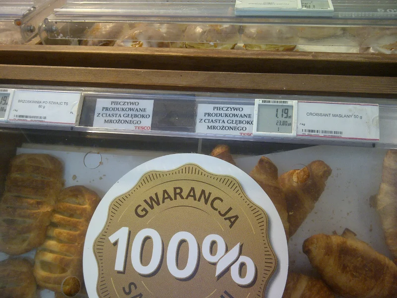 Tak oznacza Tesco. Szacunek - w miejscu ewidentnie widocznym dla klienta tuż przed zakupem