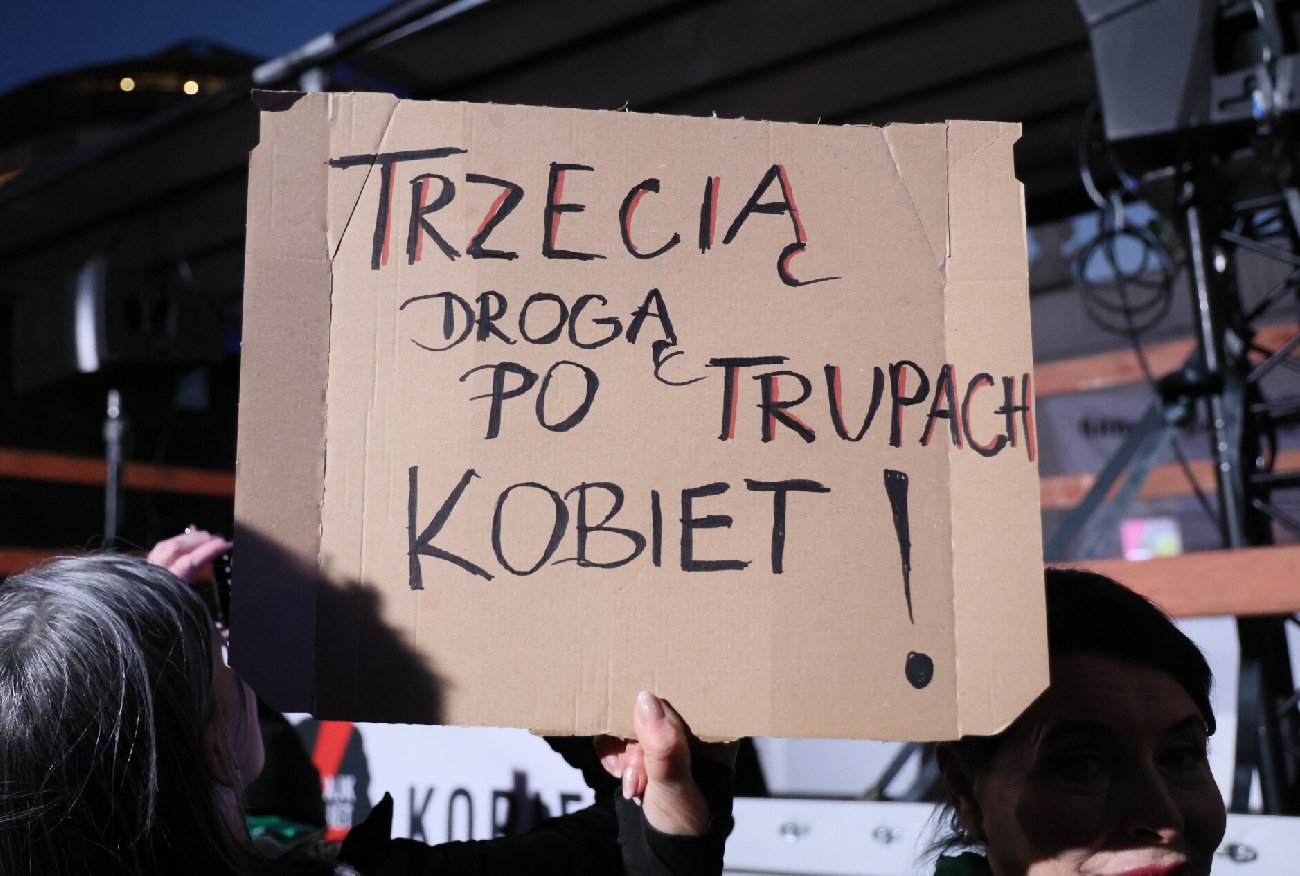 Strajk Kobiet przyszedł po Andrzeja Dudę. Oberwało się też Hołowni.