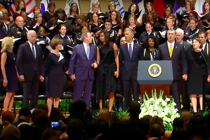 Były prezydent USA tańczył na pogrzebie policjantów z Dallas.