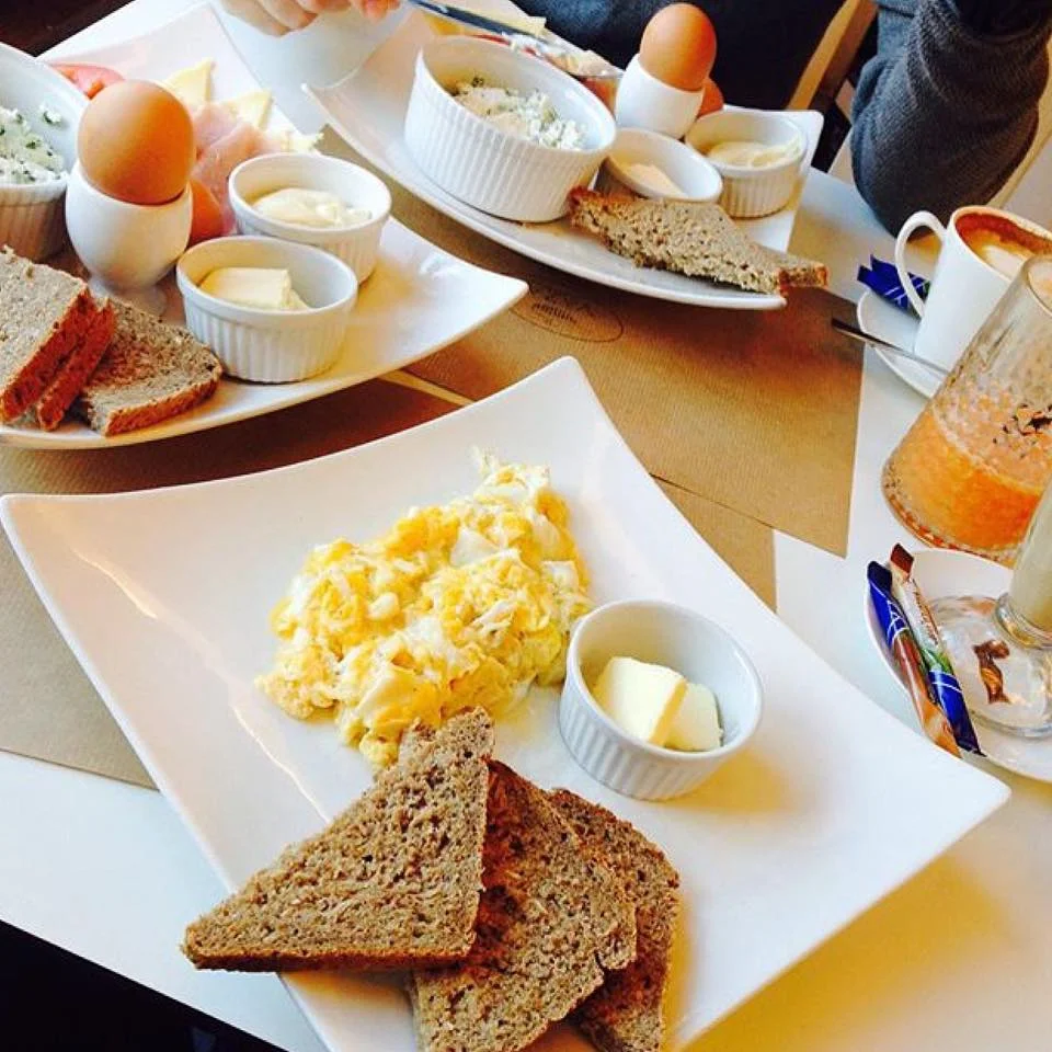 Coraz więcej lokali oferuje śniadania za 1 zł. Znajdziemy je między innymi w Restauracji Trzecia Waza