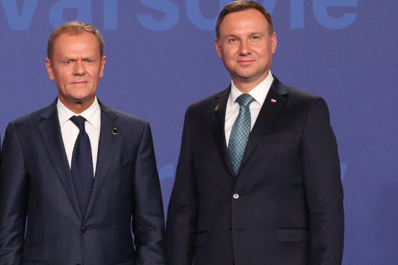 Donald Tusk przyjął zaproszenie od Andrzeja Dudy i wywołał tym niemałe zamieszanie na prawicy. Okazuje się też, że tegoroczne prezydenckie zaproszenie było "bardziej serdeczne".