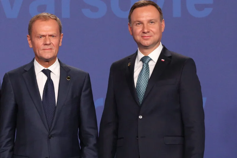 Donald Tusk przyjął zaproszenie od Andrzeja Dudy i wywołał tym niemałe zamieszanie na prawicy. Okazuje się też, że tegoroczne prezydenckie zaproszenie było "bardziej serdeczne".
