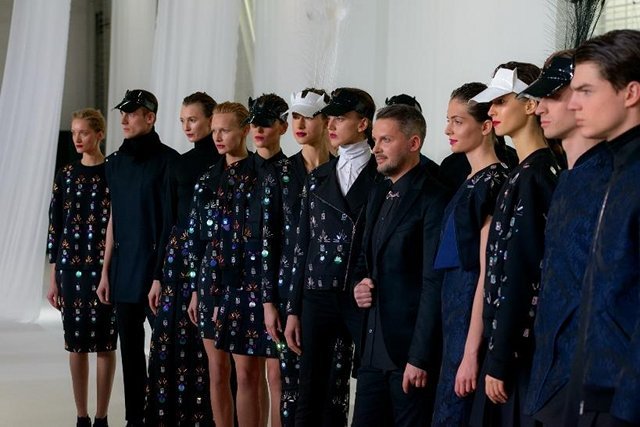 Mariusz Przybylski, w otoczeniu modelek, na pokazie kolekcji "Wild at Heart"