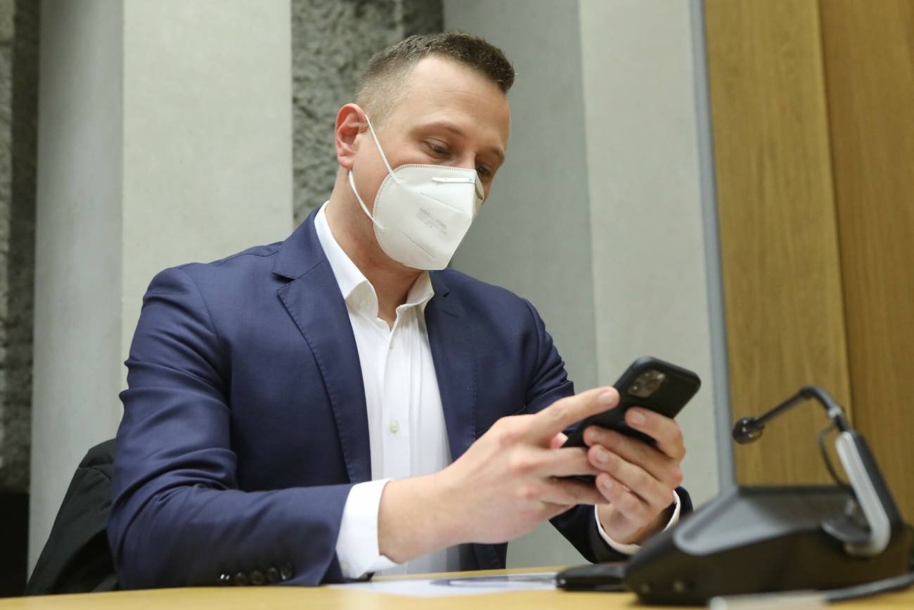 Posiedzenie Zespołu Parlamentarnego ds. Naprawy Rzeczypospolitej "Polacy na podsłuchu, czyli jak Pegasus odbiera nam wolność". Na zdjęciu Krzysztof Brejza