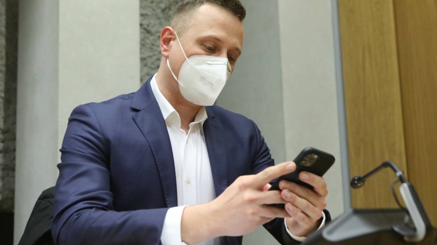 Posiedzenie Zespołu Parlamentarnego ds. Naprawy Rzeczypospolitej "Polacy na podsłuchu, czyli jak Pegasus odbiera nam wolność". Na zdjęciu Krzysztof Brejza