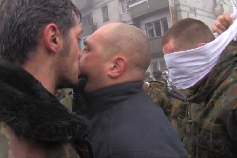 Kadr z filmu, który pokazuje brutalny sposób zachowywania się prorosyjskich separatystów względem ukraińskich jeńców