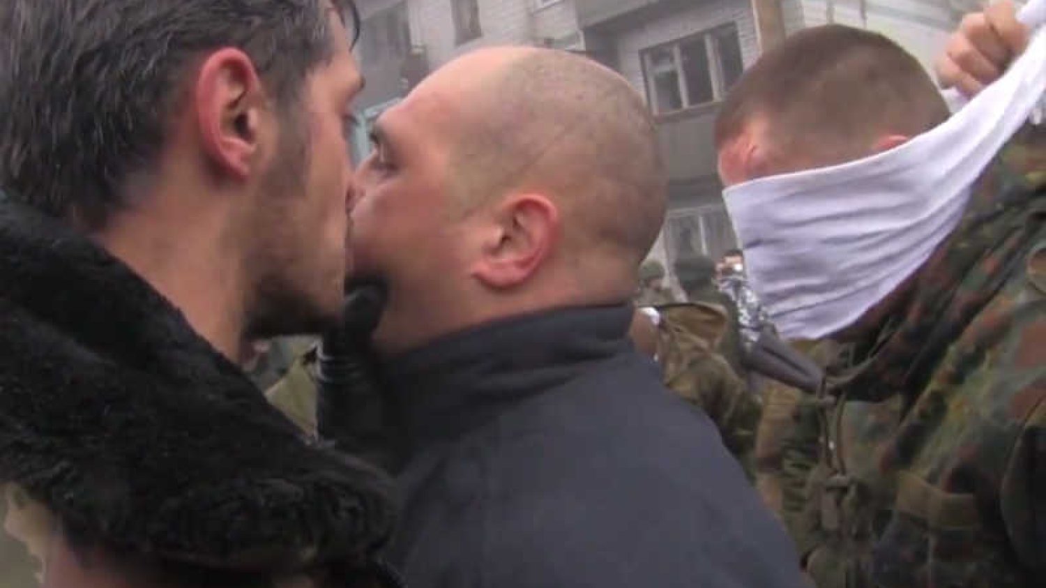 Kadr z filmu, który pokazuje brutalny sposób zachowywania się prorosyjskich separatystów względem ukraińskich jeńców