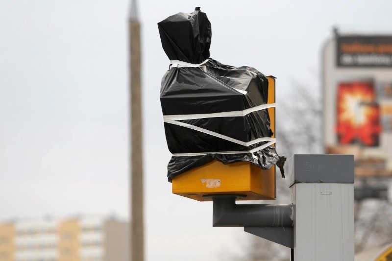 Posłowie tak przeciągają procedury, by nie płacić mandatów.