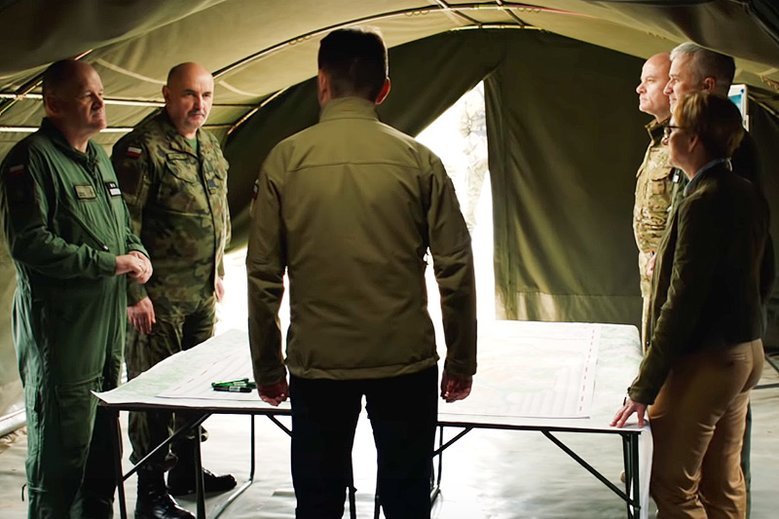 Mariusz Błaszczak wystąpił w reklamówce defilady z okazji 3 maja. Niestety, to wydarzenie nie przyczyniło się do wzrostu siły militarnej naszego kraju.