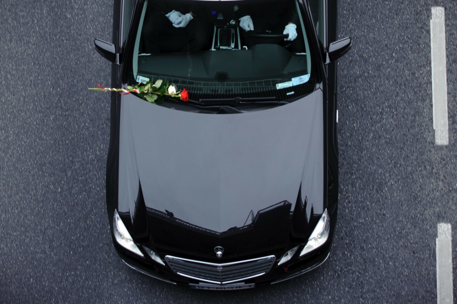 Trumna wypadła z karawanu podczas pogrzebu w Bydgoszczy.