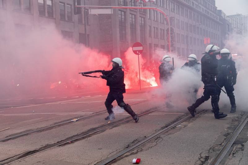 Policja użyła broni gładkolufowej na Marszu Niepodległosci