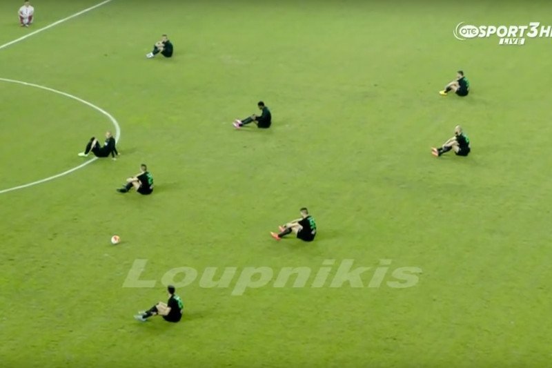 Piłkarze, trenerzy i inni członkowie greckich zespołów pokazali swój sprzeciw wobec śmierci tysięcy uchodźców, którzy każdego dnia chcą dostać się do Europy.