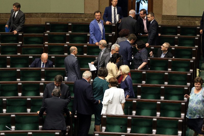 Z Sejmem żegna się ponad 200 posłów. Z izbą wyższą, 39 senatorów.