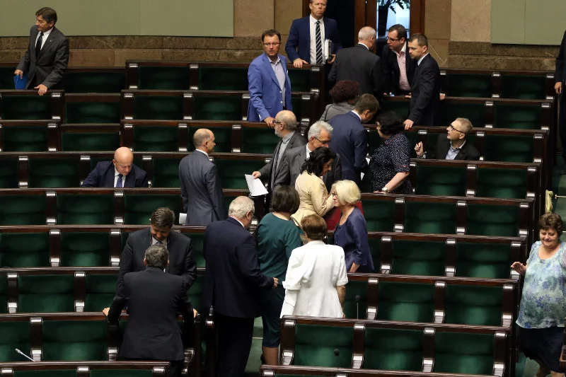 Z Sejmem żegna się ponad 200 posłów. Z izbą wyższą, 39 senatorów.
