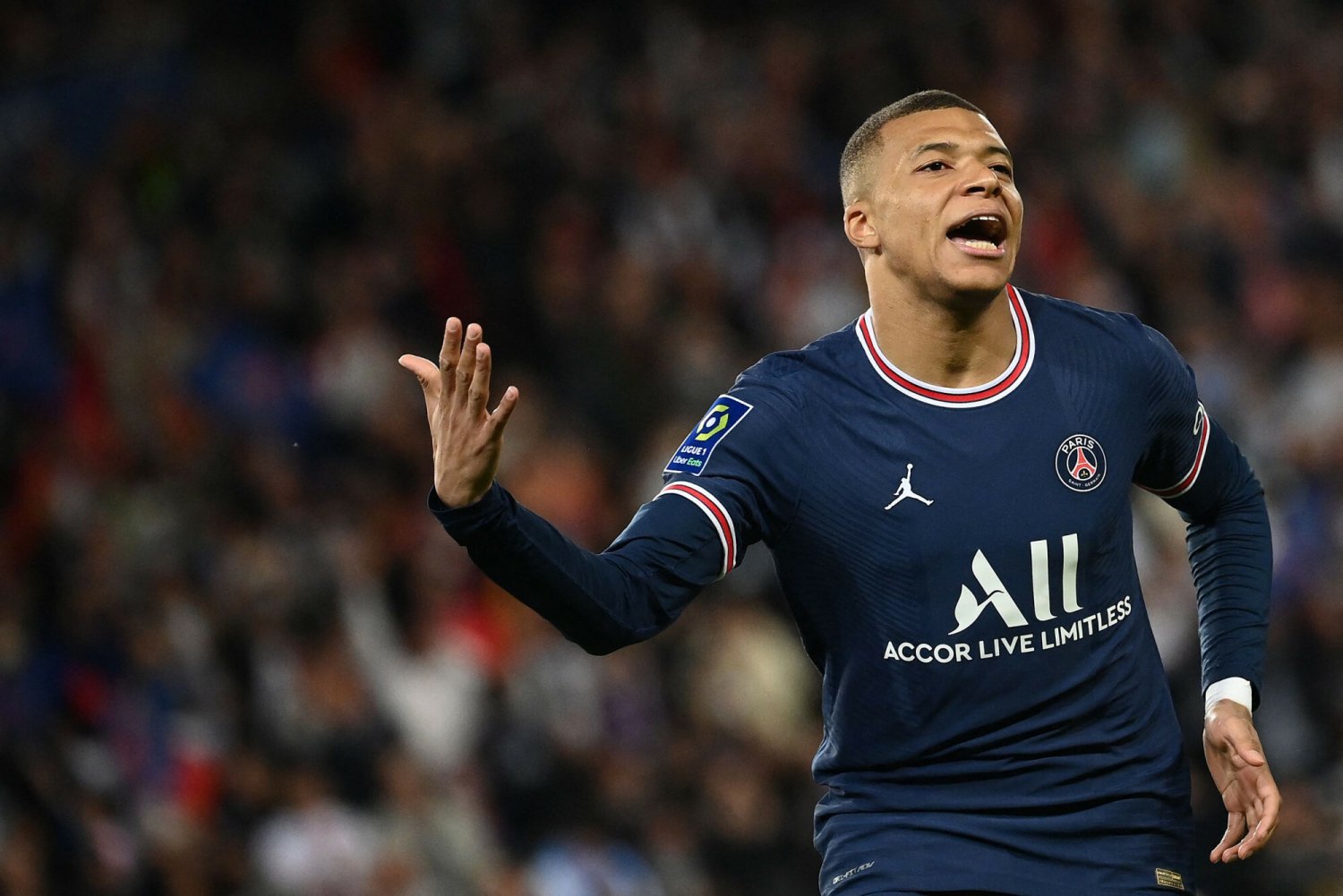 Kylian Mbappe zostanie w Paryżu na kolejne lata, a klub zapłaci mu 100 milionów euro premii
