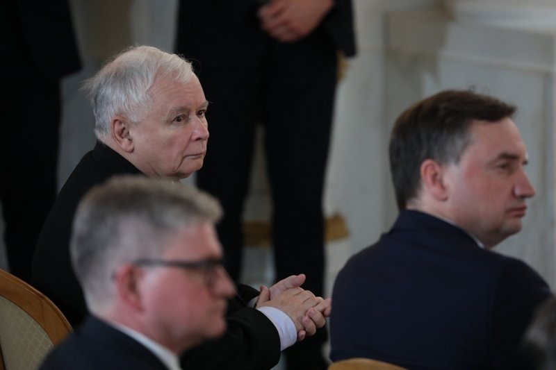 Zjednoczonej Prawicy spada poparcie w nowym sondażu CBOS.