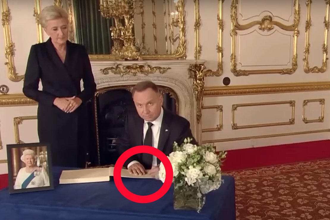 Andrzej Duda posiłkował się kartką podczas wpisu do księgi kondolencyjnej w czasie pogrzebu królowej Elżbiety II.