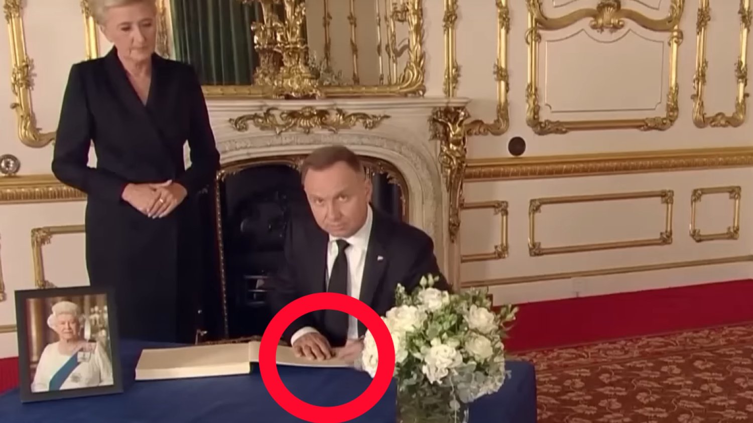 Andrzej Duda posiłkował się kartką podczas wpisu do księgi kondolencyjnej w czasie pogrzebu królowej Elżbiety II.