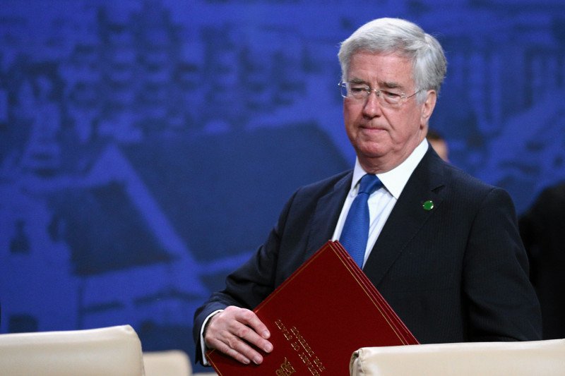 Michael Fallon podał się do dymisji. Minister obrony Wielkiej Brytanii jest oskarżany o molestowanie seksualne.