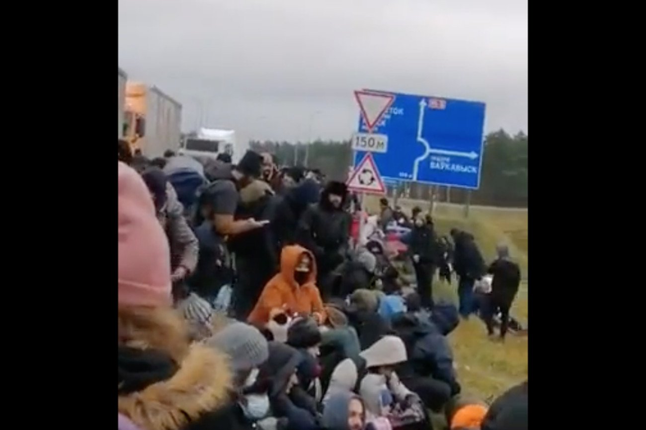 Migranci na granicy. Tysiące osób próbują wkroczyć do Polski.