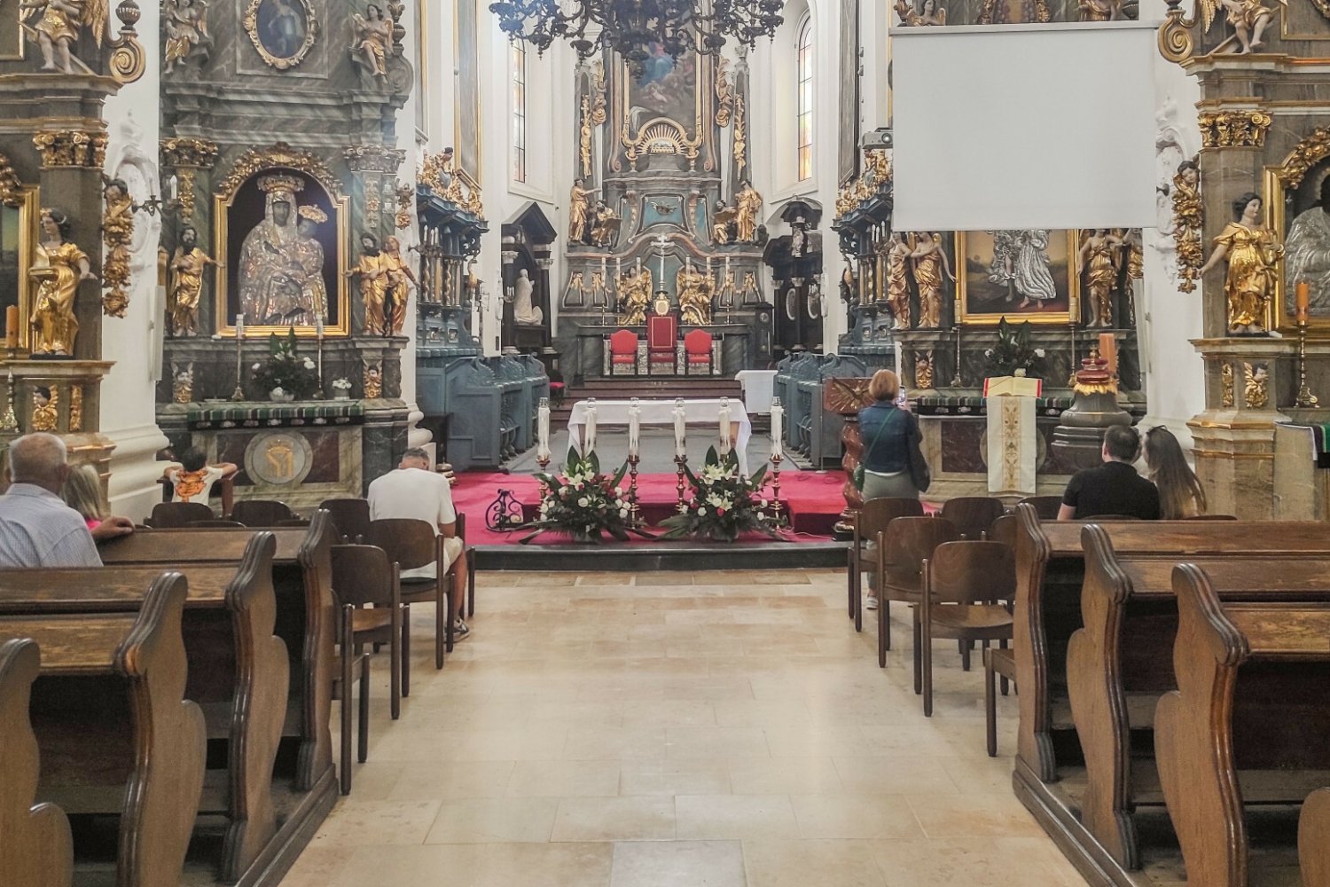 Czy rząd Tuska dyskryminuje Kościół? Jasny wynik sondażu.