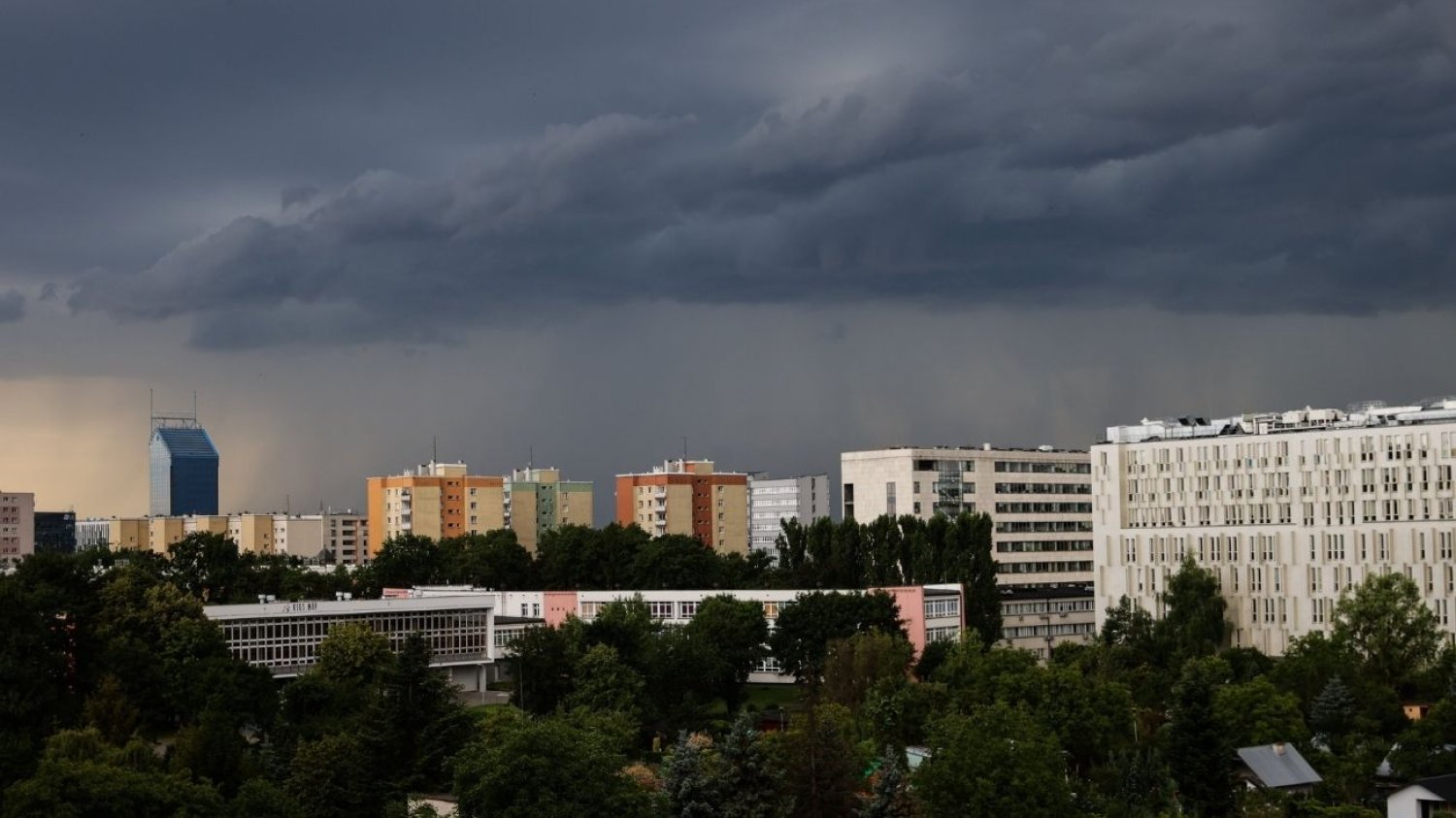 Pogoda już za chwilę zrobi się niebezpieczna. Mieszkańcy tych regionów muszą uważać. Niebezpieczna pogoda nadchodzi. RCB i IMGW wydały ostrzeżenia.