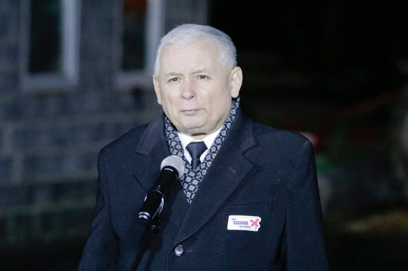 Jarosław Kaczyński zarabia dużą sumę rocznie, ale sporo z niej pochłania zaciągnięty kredyt.