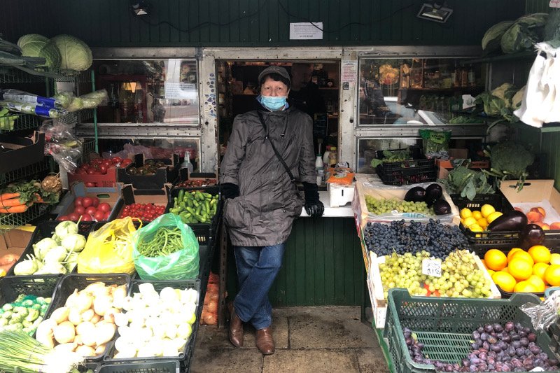 Pani Halina od 20 lat na warszawskiej Woli prowadzi warzywniak.