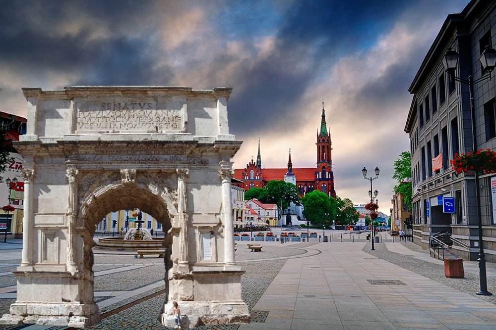 To oczywiście fotomontaż. Łuk Triumfalny miałby stanąć z okazji 100-lecia niepodległości Polski nie na prezentowanym tutaj Rynku Kościuszki lecz w parku Planty.